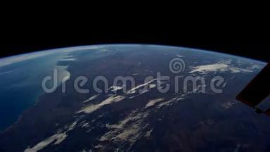 从国际空间站上看到地球。 这段视频的元素由美国宇航局提供。